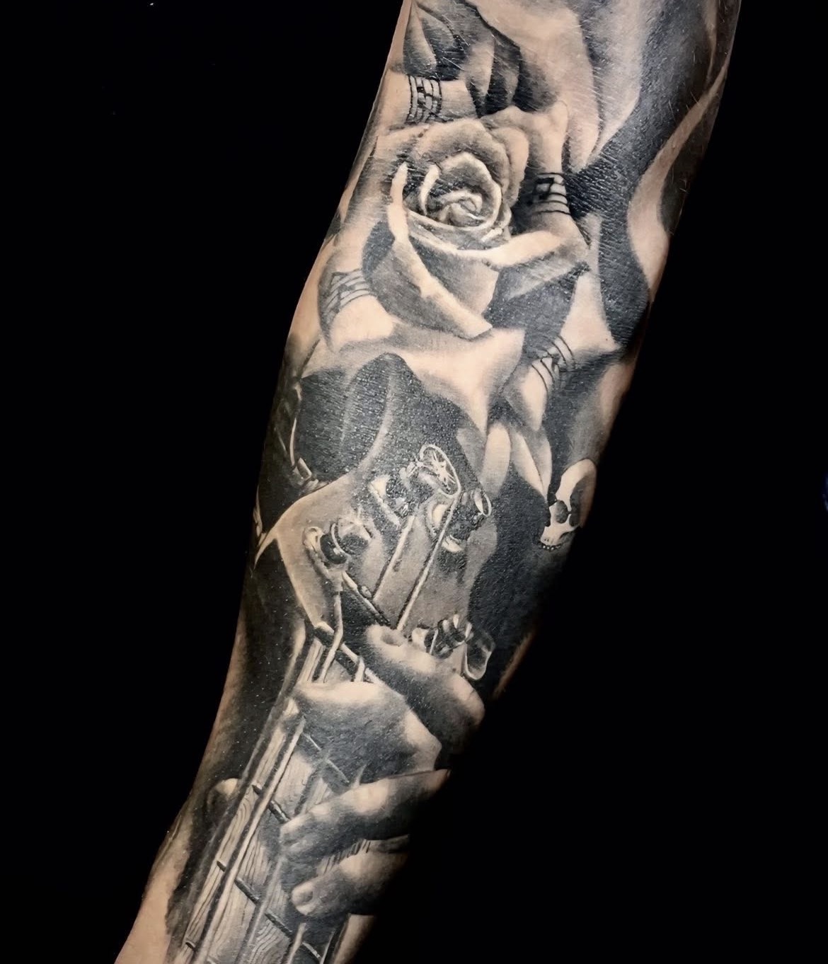 Tatouage réaliste noir et gris — rose, mains squelettiques et crâne, par Guivy