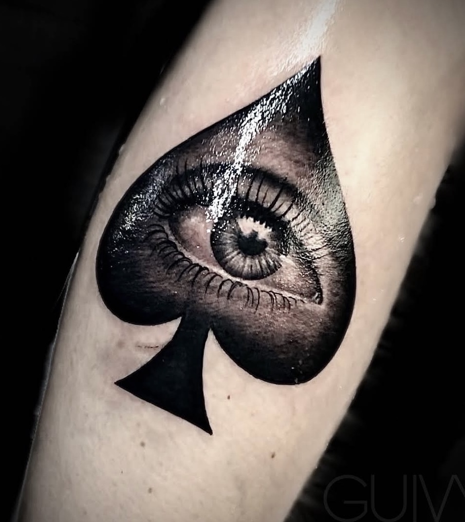 Œil hyperréaliste dans une forme de pique, micro-réalisme noir et gris signé Guivy